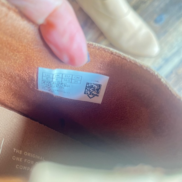 TOMS TAN BOOTIES SIZE 8 FAUX LEATHER  SLIP ON - Picture 5 of 13